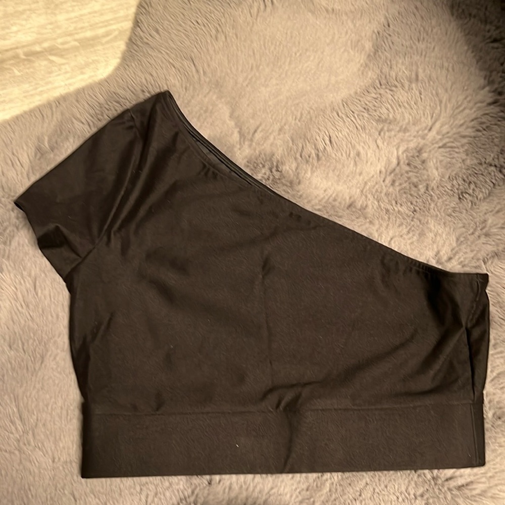 NWT Victoria secret one shoulder exercise top in black size small.
